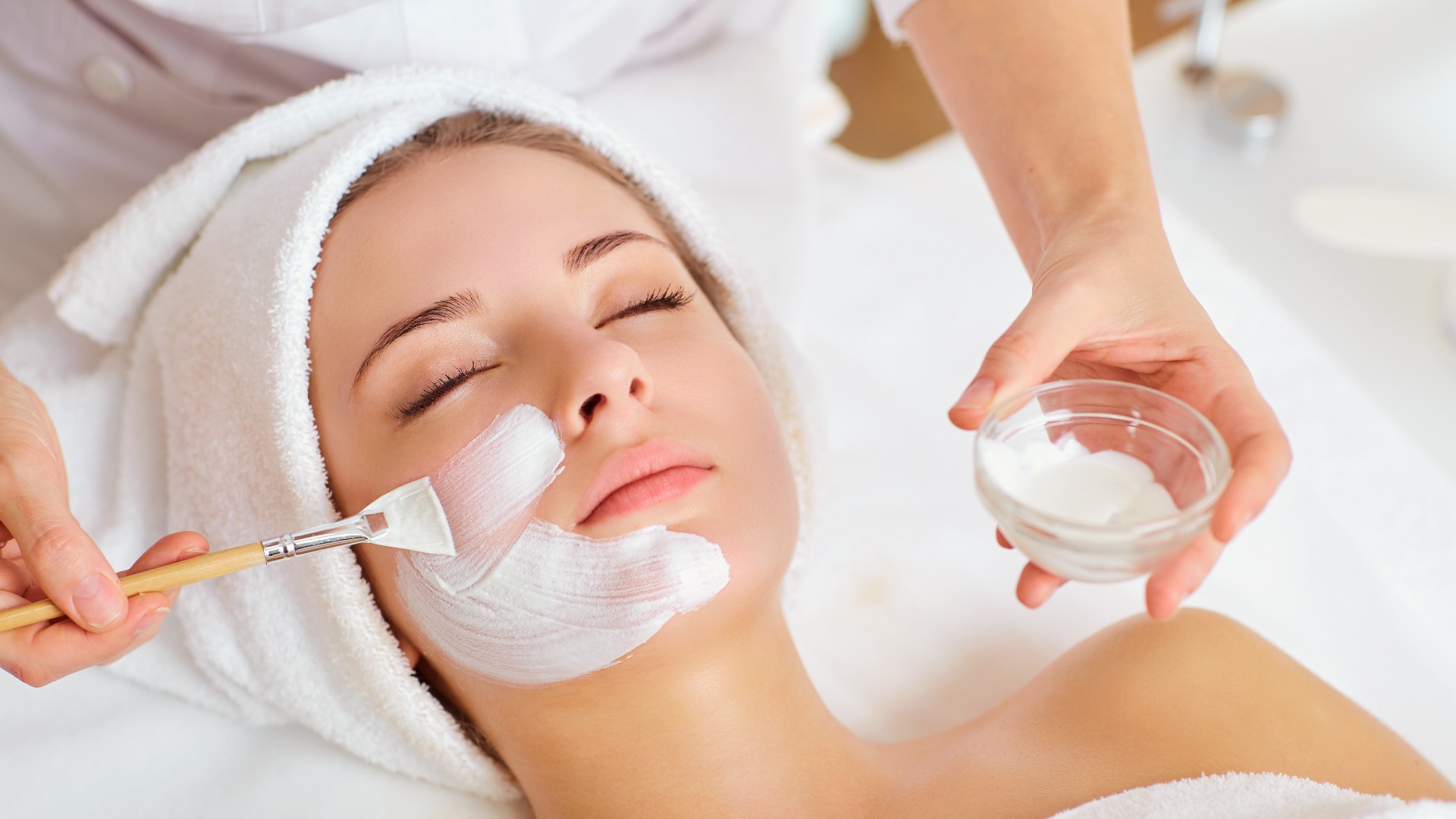 Frau mit Maske auf dem Gesicht im Spa-Schönheitssalon
