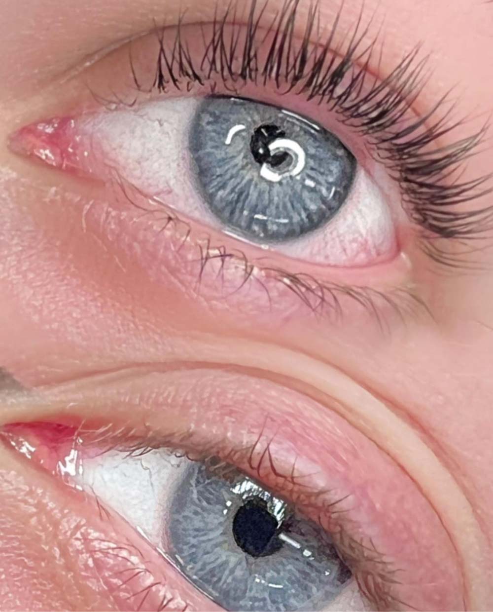 Nahaufnahme von zwei blauen Augen mit langen Wimpern und klaren Details.