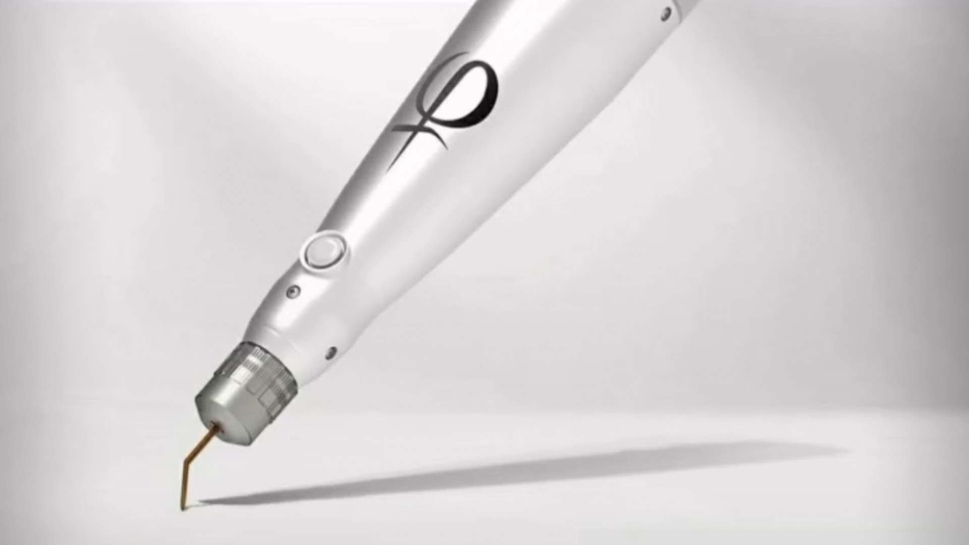 Ein weißer Stift mit schwarzem Logo zeichnet auf einer glatten Oberfläche.