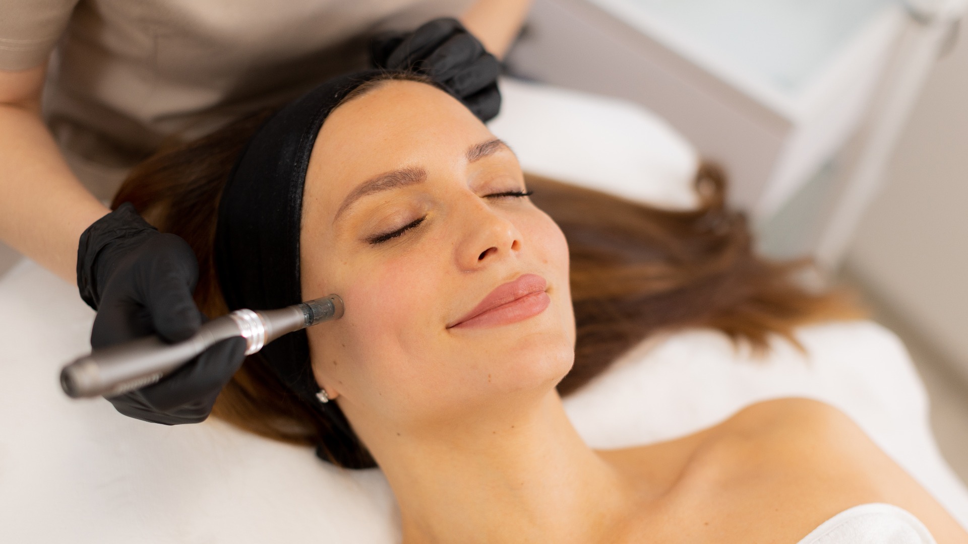 Revitalisierende Hautbehandlung mit Microneedling- und Mesotherapie-Technik in einer ruhigen Spa-Umgebung