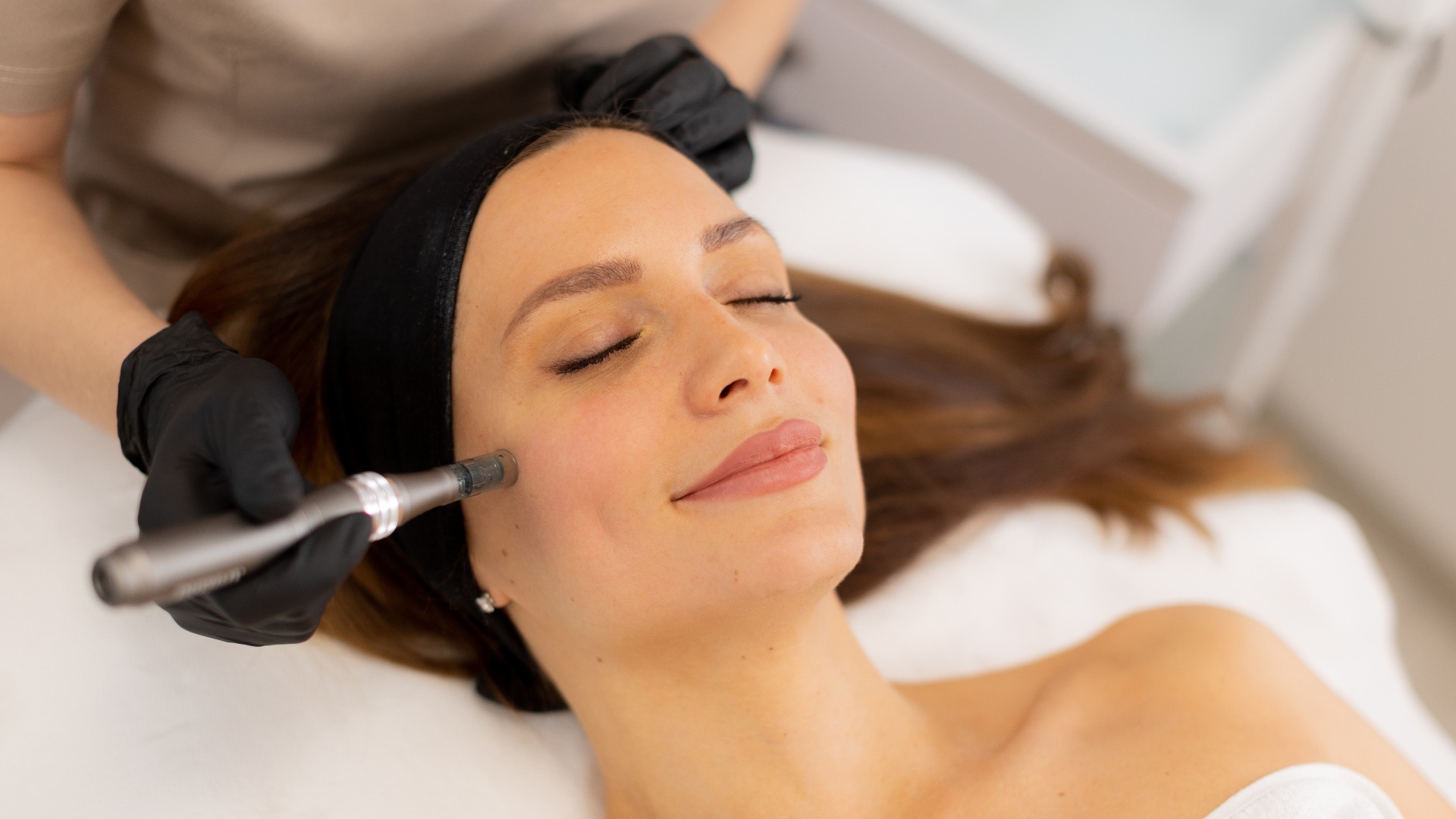 Revitalisierende Hautbehandlung mit Microneedling- und Mesotherapie-Technik in einer ruhigen Spa-Umgebung
